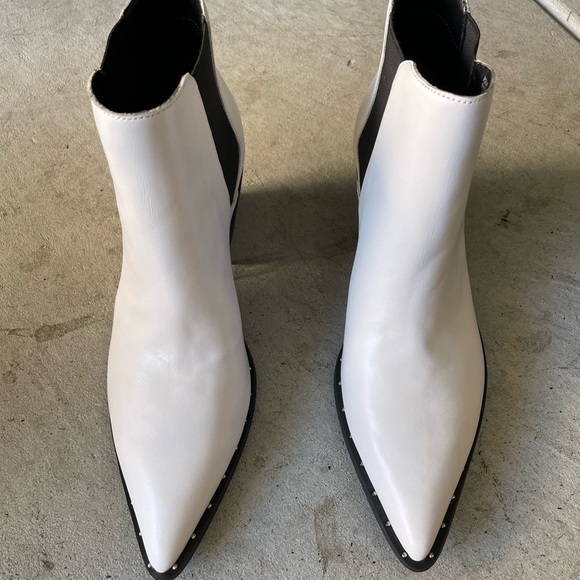 NEW White Charles by Charles David Dodger Chelsea Stud Boots (Sz 8.5) - Picture 1 of 7